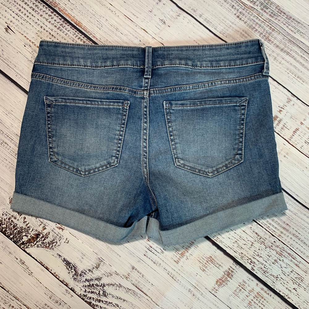 Express MIDI Low rise shorts. Cuffed. Size 6. - Picture 2 of 9